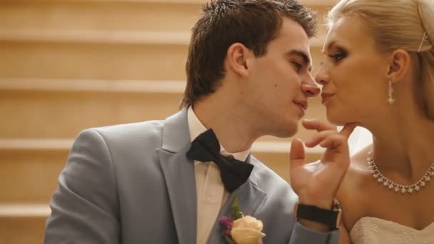 Portret van de gelukkig jonggehuwde paar teder wrijven neus. De mooie bruid is het bitting van de neus van haar minnaar. — Stockvideo