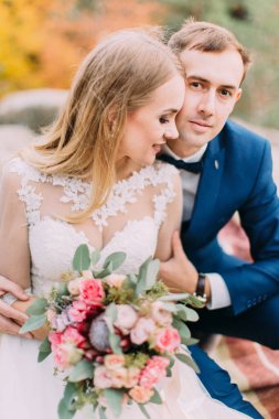 Yakın çekim sarılma yeni evliler portresi. Açık portre.