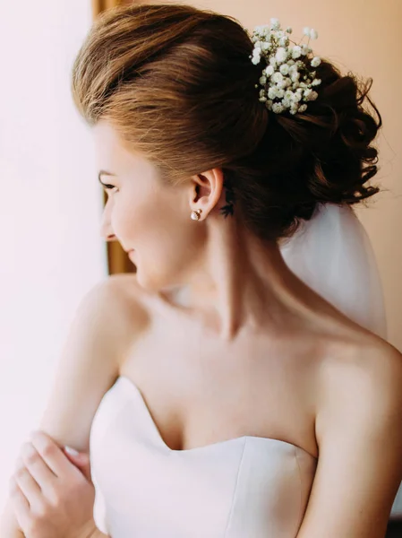 De close-up kant portret van de bruid met bloemen in het haar. — Stockfoto
