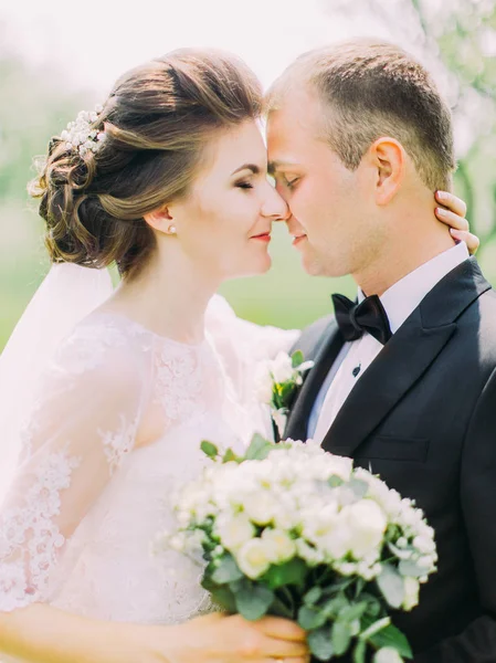 Alan arka plan kafa kafaya ayakta yeni evliler yakın çekim yan portresi.