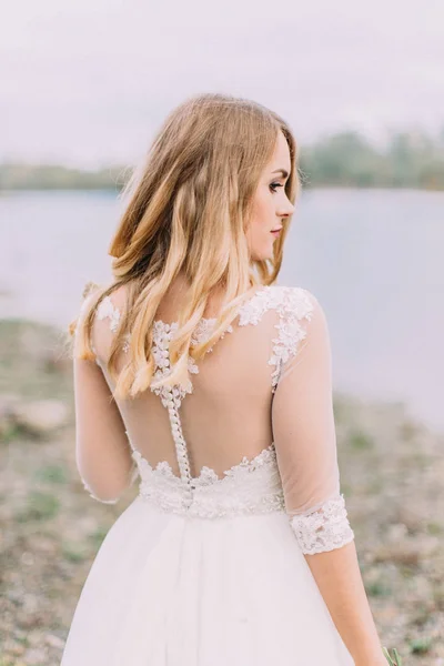 A visão traseira do vestido de noiva decorado com renda na noiva . — Fotografia de Stock