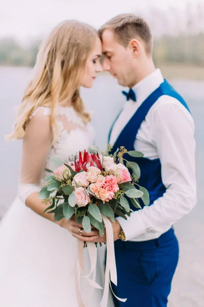 Dokonalé barevné svatební kytice v rukou novomanželů. — Stock fotografie