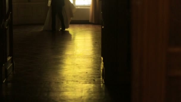 Uitzicht op de dansende walz paar jonggehuwden verplaatsen in het oude barokke kasteel. Verheugd huwelijksfeest momenten. — Stockvideo
