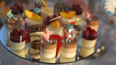 Çikolata lezzetli renkli kek tam meyve ve macarons ile dekore edilmiştir. Düğün töreni. Doğum günü kutlaması.