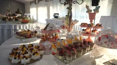 Düğün şeker çubuğu Resepsiyon farklı renkli ve lezzetli kurabiye, şekerleme, kek, pasta-çıkar ve macarons dolu bakış. Düğün töreni. Doğum günü kutlaması.