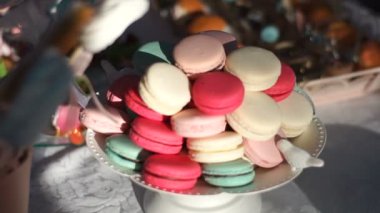 Düğün masa renkli lezzetli macarons tatlı standı. Doğum günü töreni.