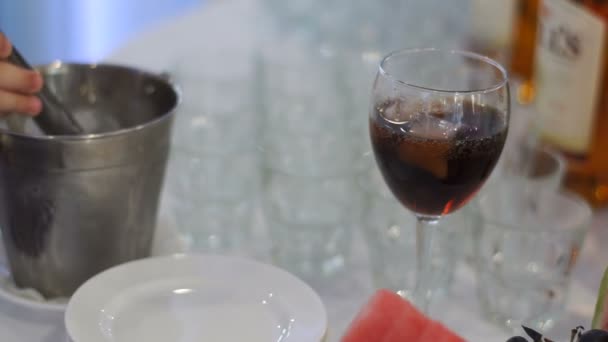 La mano maschile della cameriera sta mettendo il ghiaccio nel bicchiere con la bevanda. cerimonia nuziale . — Video Stock