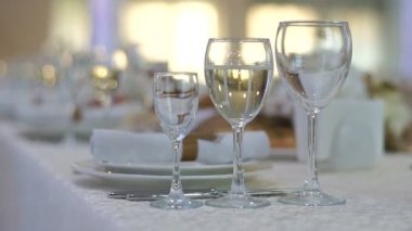 Tableset lüks restoranda beyaz renklerde düğün. Ziyafet yemeği. Doğum günü kutlaması.