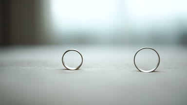 Kadın evlilik yüzüğü erkek birine dönüyor. Düğün kompozisyon. Hiçbir insan.