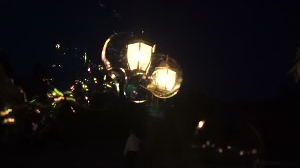 Flying soap bubbles at night against the street lamp. Nobody. Hd. — Stock Video