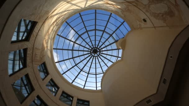 从现代建筑天花板上的圆形玻璃窗口看移动云和 Sunlits — 图库视频影像
