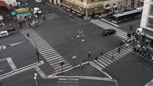 Rome, Italy. People are crossing the crossroad, driving cars along the road. Life in the big city. — Stock Video