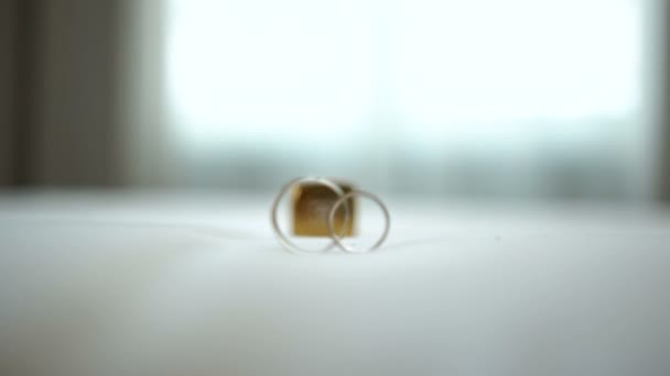 럭셔리 스 터 드의 배경에서 황금 결혼 반지의 클로즈업 보기. 포커스를 변경. — 비디오