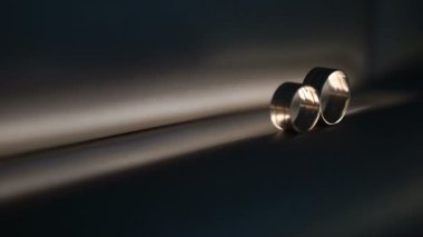 Yakın çekim görünümü alyans siyah arka plan üzerinde. Işık onlara düşüyor. Gölge değiştirme.