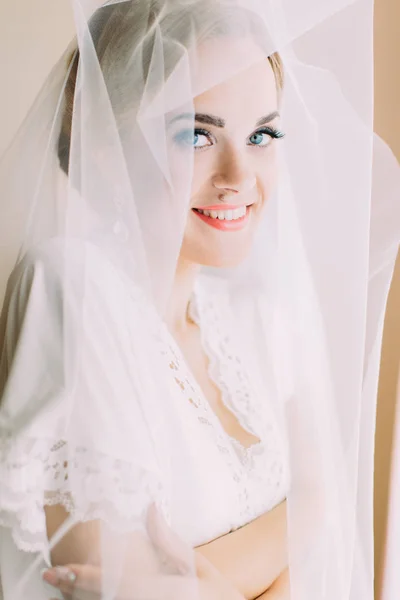 Närbild porträtt av den vackra bruden med blå ögon och slöja. — Stockfoto