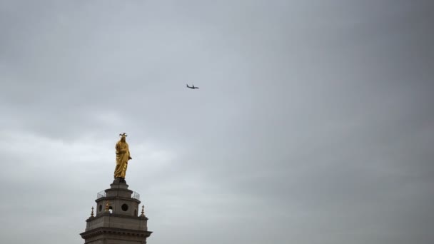 Roma, İtalya. Heykelin üzerinde uçan bir uçak. Bulutlu hava. — Stok video