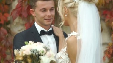 Şık büyüleyici yeni evliler hassas yakın çekim portre. Şefkatle sarılma ve burnu açık sürtünme.