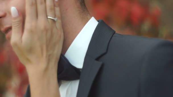 Retrato de cerca de la feliz pareja de recién casados enamorados. La encantadora novia rubia acaricia tiernamente la mejilla de su amante al aire libre . — Vídeos de Stock