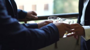 Mutlu yakışıklı damat en iyi adamları balkonda tungur gözlük olan.