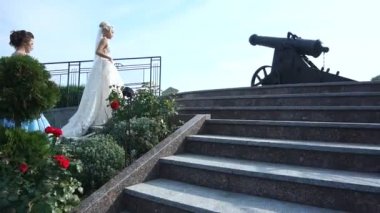 Sevimli sarışın gelin ve onun iki nedime mavi elbiseler açık yukarı gidiyoruz.