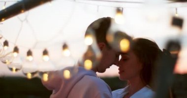 Gülümseyen ve lambalar dize yakın burun sürtme mutlu beautfiul çift romantik portresi. 4 k görüntüleri.