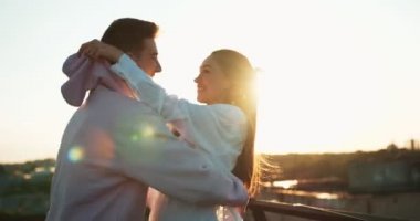 Mutlu güzel çifti eğleniyor. Gülümseyen güzel kız yakışıklı sevgilisine sarılıyor. 4 k görüntüleri. Romantik bir atmosfer.