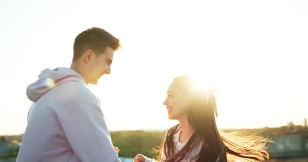 Pareja juguetona y amorosa divirtiéndose. Retrato emocional de dos amantes riendo y abrazándose. Imágenes de 4k . — Vídeos de Stock