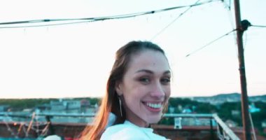 Bakış açısı ile genç oldukça mutlu arkadaşı doğal makyaj ve güzel gülümseme ile takip adam. 4 k görüntüleri.