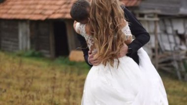 Emotionatl düğün çifti hassas portresi. Mutlu çift dans ve yumuşak sonbahar köyde sarılma.