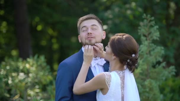 Delizioso ritratto sensibile della bella coppia di sposi. L'affascinante sposa accarezza la barba del suo amante . — Video Stock