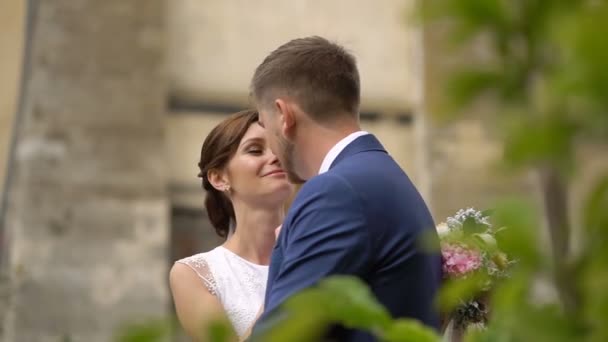 Atmosfera Casamento Romântico Casal Recém Casados Sorridentes Elegantes Apaixonados Esfregar — Vídeo de Stock