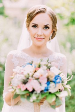 Güzel gelin düğün buket tutuyor. Portre.