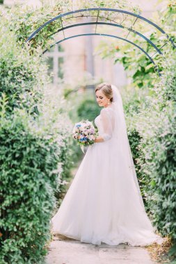 Botanik Bahçe içinde güzel gelin tam uzunlukta yan görünüm.