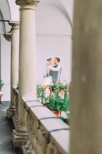 Happy kissing hjust marrieds at the old balcony. — Stock Photo, Image