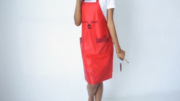 Full-length view of the charming smiling african make-up artist holding the set of brushes. — Stock Video