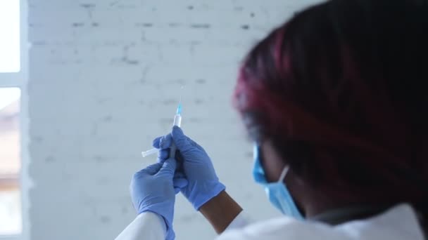 Vista Posteriore Del Medico Africano Maschera Medica Che Tiene Siringa — Video Stock