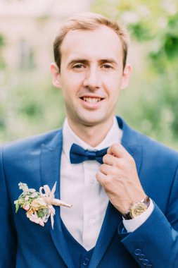 Gülümseyen damat portresi