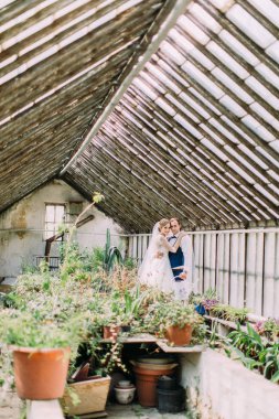 Yeni evli çift sarılma serada zaman harcamaktadır.