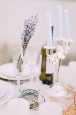 Güzel düğün masayı kompozisyon. Demir Kupası mum stand yakın.