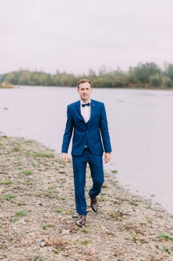 Ealking damat bulutlu hava sırasında sahilde.