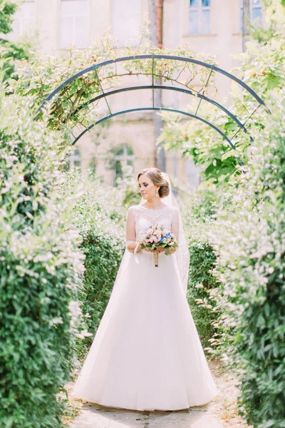 Bella sposa sta trascorrendo del tempo nel bel giardino . — Foto Stock