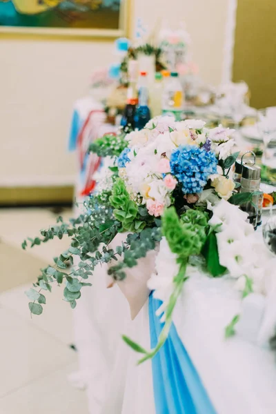 La vista lateral de las flores de colores que decoran el conjunto de mesa de la boda . — Foto de Stock