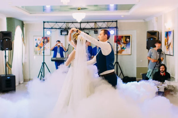 A primeira dança dos recém-casados na pista de dança fumegante . — Fotografia de Stock