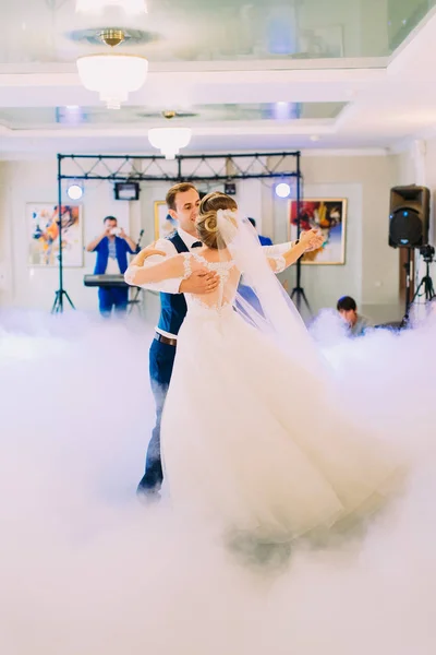 Visão traseira dos recém-casados dançantes na pista de dança fumada . — Fotografia de Stock