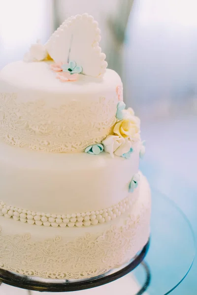 Nahaufnahme der mit blauen und gelben Blumen dekorierten Hochzeitstorte. — Stockfoto