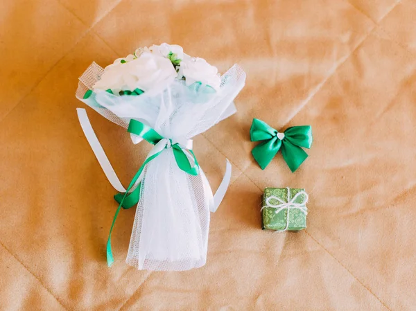 La composición verde consistió en el ramo de la boda, cintas, arco y pequeña caja del anillo . — Foto de Stock