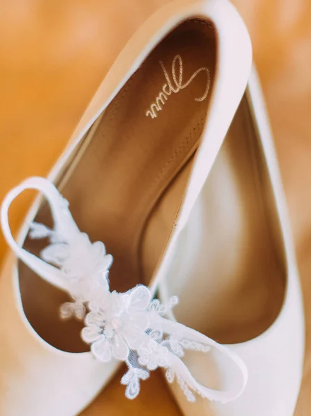 A harisnyakötő kiadványról forgalomba az esküvői cipők. — Stock Fotó