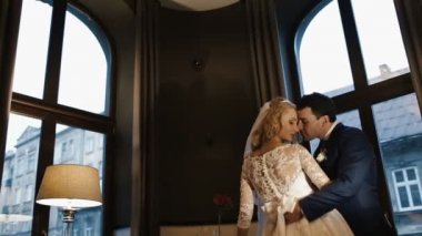 Mutlu şık yeni evliler usulca sarılma ve öpüşme modern restoran.