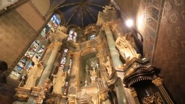 Barok tarzı eski kilisede genel bakış. İç katedral.