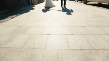 Muhteşem yeni evli çift cadde boyunca yürüyor. Bilinmeyen iki. Yüzü olmayan.